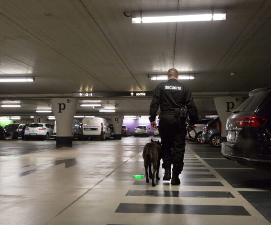 Un collaborateur de Citédia Sécurité lors d'une ronde de sécurité dans un parking rennais
