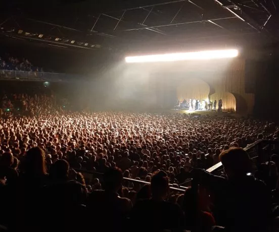 Intérieur de la salle de spectacle du Liberté à Rennes lors d'un concert