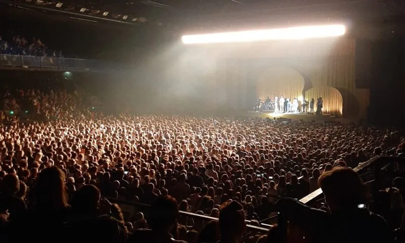 Intérieur de la salle de spectacle du Liberté à Rennes lors d'un concert