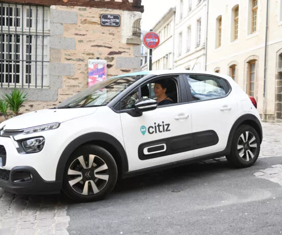 Un Véhicule Citiz Rennes Métropole dans une rue du vieux Rennes