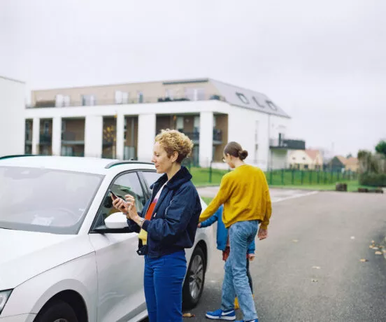 Voiture partagée devant un immeuble
