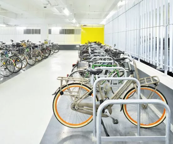 Vélos stationnés dans le parking à vélo de la Gare de Rennes