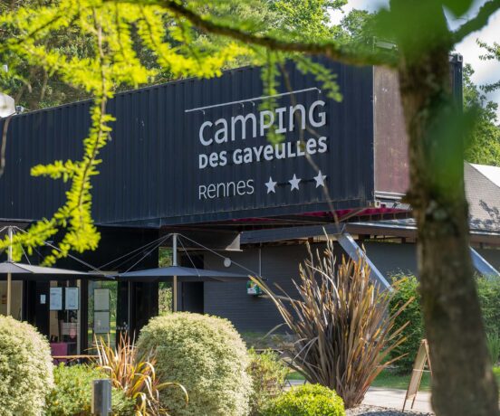 Vue extérieure de l'accueil du Camping des Gayeulles à Rennes