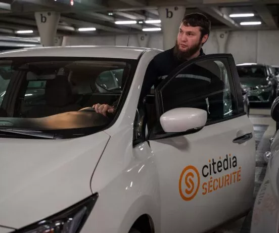 Un agent de Citédia sécurité entre dans une voiture