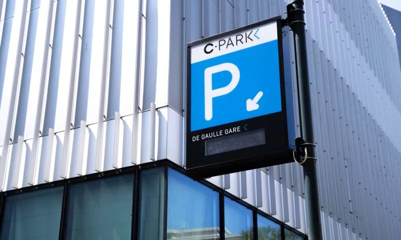 Enseigne drapeau du parking De gaulle Gare à Rennes