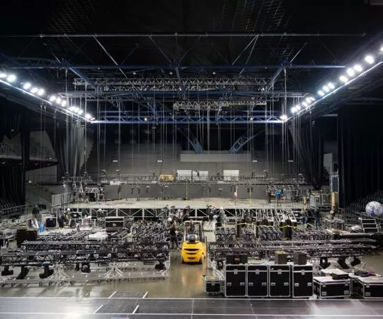 Intérieur de la salle du Liberté à Rennes pendant l'installation technique d'un spectacle