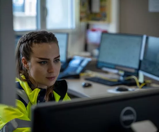 Un agent C-PARK au poste de Contrôle et Régulation de Citédia