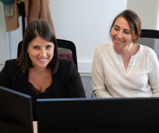 Deux collaboratrices de Citédia devant leurs écrans d'ordinateur