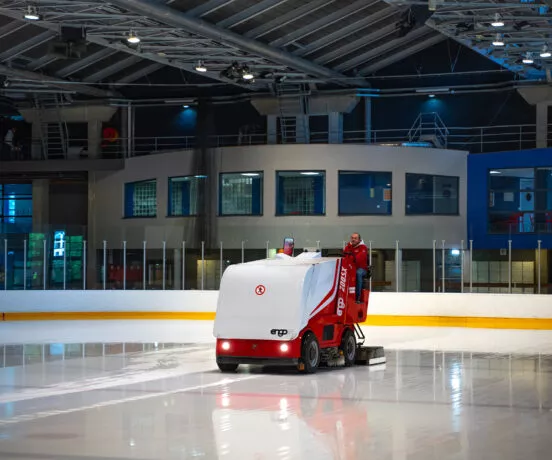 La surfaceuse en action sur la patinoire le Blizz à Rennes