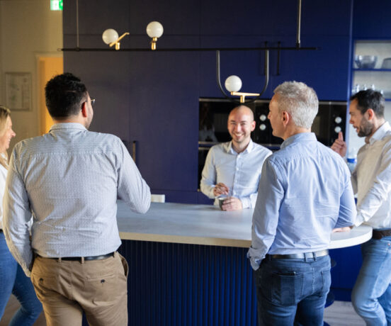 Plusieurs collaborateurs de Citédia échangeant lors d'une pause café.