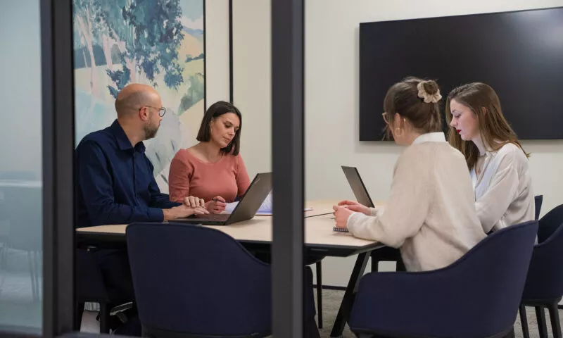 Plusieurs collaborateurs de Citédia en réunion d'équipe