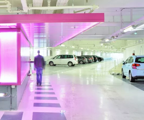 Piéton passant dans le parking GARE SUD de Rennes