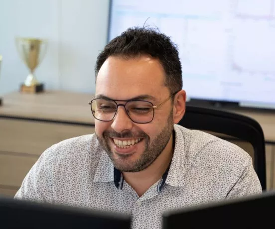 un collaborateur de la DSI de Citédia devant son écran d'ordinateur