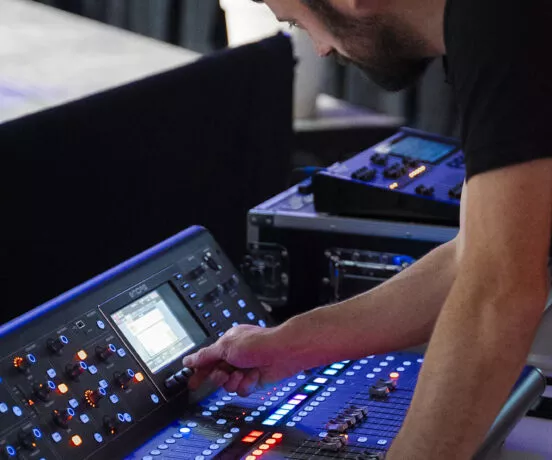 Un régisseur manipulant une console technique- Citédia