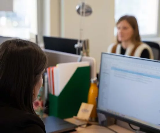Deux collaboratrices de Citédia assises à leur poste de travail.